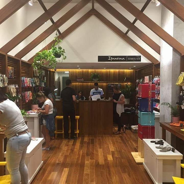 Exemplar a execução dos projetos das lojas Sandálias Ipanema do Grupo Grendene.#interiores #o #