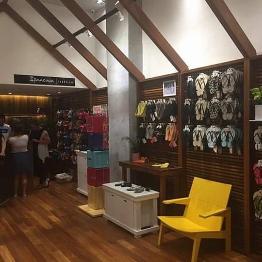 Exemplar a execução dos projetos das lojas Sandálias Ipanema do Grupo Grendene.#interiores #o # (1)